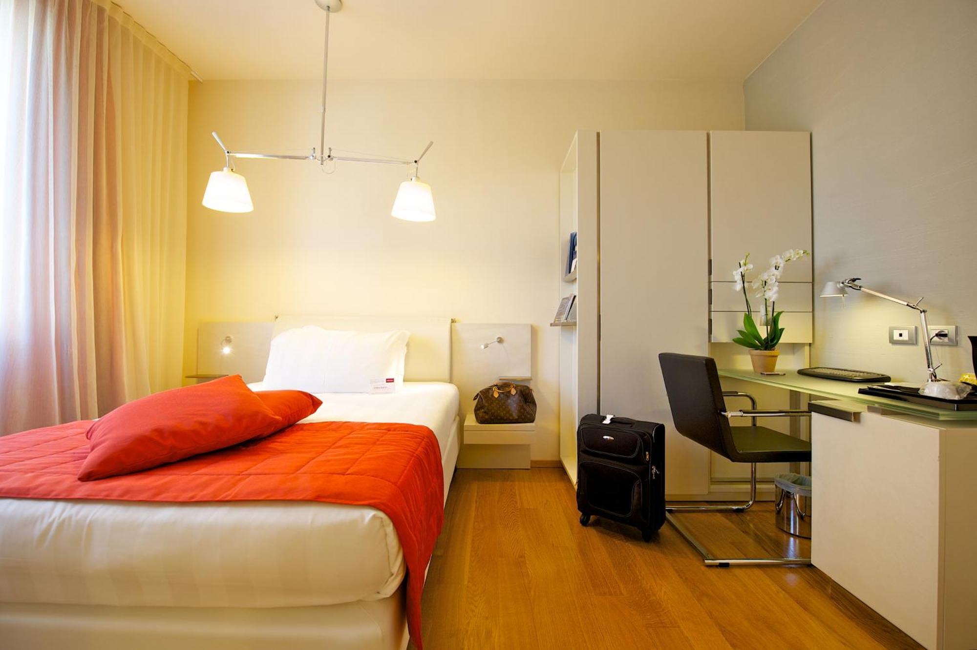 Hotel Mercure Milano Solari Екстериор снимка
