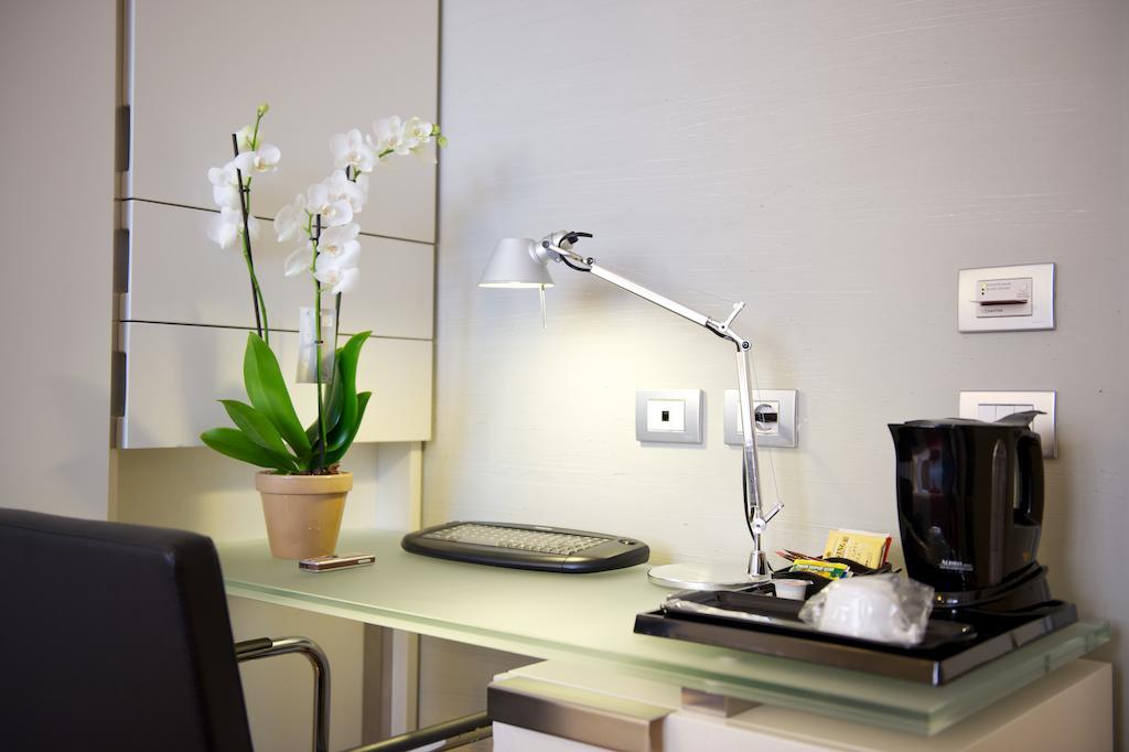 Hotel Mercure Milano Solari Екстериор снимка